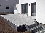Terrassenplattenfläche durch Betonpalisaden erhöht